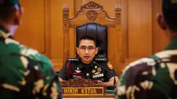 Hakim Ketua, Kolonel Fredy Ferdian Isnartanto dari Korps Hukum Militer Indonesia membacakan putusan terhadap empat personel militer Indonesia yang dituduh menyiramkan air keras kepada seorang aktivis Hak Asasi Manusia (HAM) di Pengadilan Militer II-08, Jakarta pada Rabu 10 Juni 2026. (Yasuyoshi Chiba/AFP)