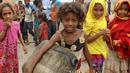Seorang anak wanita membawa jerigen untuk mengisi air untuk mengisi air bersih di desa Hodeidah, Yaman (17/4). (AFP PHOTO / Stringer)