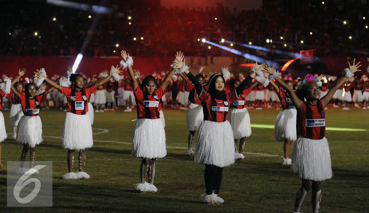 Penari wanita Papua menampilkan tarian khas saat pembukaan Torabika Soccer Championship presented by IM3 Ooredoo di Stadion Mandala Jayapura, Papua, Jumat (29/4/2016). Laga perdanamempertemukan Persipura vs Persija. (Liputan6.com/Helmi Fithriansyah)