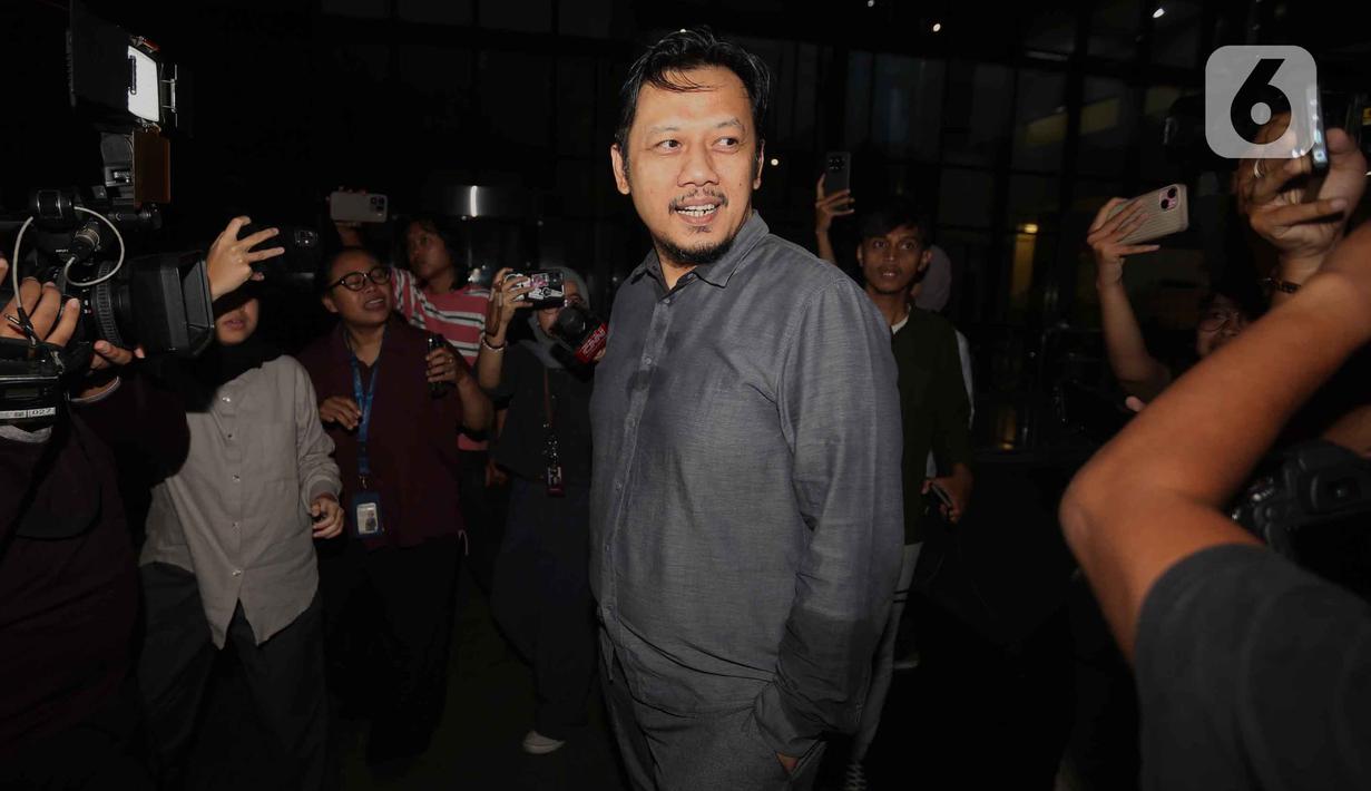 Ketua Bidang Ekonomi Pengurus Besar PBNU), Aizzudin Abdurrahman (AIZ) berjalan meninggalkan Gedung Merah Putih Komisi Pemberantasan Korupsi (KPK) usai menjalani pemeriksaan, Jakarta, Selasa (13/1/2026). Ia diperiksa terkait dugaan korupsi kuota dan penyelenggaraan haji di Kementerian Agama tahun 2023-2024. (Liputan6.com/Helmi Fithriansyah)