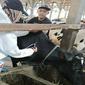 Tim kesehatan hewan menyuntikkan vaksin penyakit mulut dan kuku (PMK) ke sapi perah milik peternak di Kecamatan Ngantang, Malang. Sampai dengan Rabu, 22 Juni 2022, di wilayah ini ada lebih dari 8 ribu ekor sapi terjangkit PMK (Foto : KUD Sumber Makmur Ngantang)&nbsp;&nbsp;
