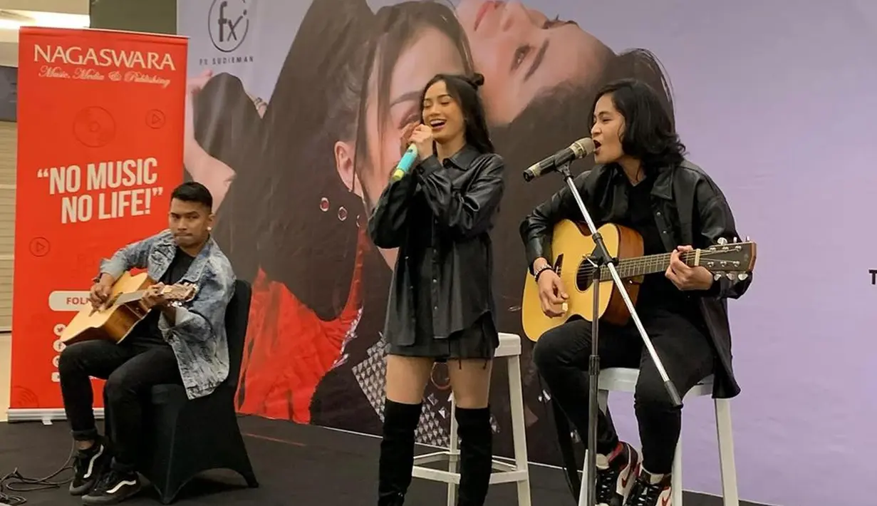 Berbeda dari Cinta Terlarang terdahulu yang melow, kini Cinta Terlarang 2 musiknya lebih upbeat. Melansir Kapanlagi.com, Mita menjelaskan bahwa ide terciptanya lagu tersebut muncul dari sang mama dan permintaan netizen yang mengusulkan agar The Virgin membuat sekuel dari lagu Cinta Terlarang. (Liputan6.com/IG/@thevirginbandofficial)