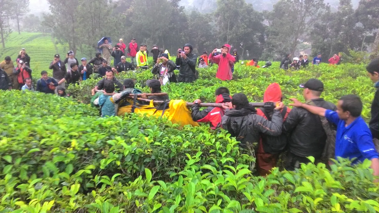Evakuasi pendaki Gunung Mas