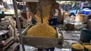 Fluktuasi harga kedelai yang terlalu cepat menyulitkan perajin dalam mengatur produksi dan berpotensi memicu keluhan konsumen. Tampak dalam foto, seorang pekerja membilas kedelai di pabrik tahu, Surabaya, Jawa Timur pada Kamis 5 Februari 2026. (JUNI KRISWANTO/AFP)