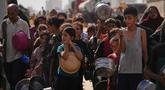 Warga Palestina menunggu untuk menerima makanan di dapur komunitas di Kota Gaza, Kamis 23 Oktober 2025. (AP Photo/Abdel Kareem Hana)