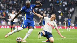Romelu Lukaku - Bomber Chelsea ini terpaksa pulang lebih cepat ke London dan batal memperkuat timnas Belgia jelang perebutan tempat ketiga UEFA Nations League. Mantan striker Inter Milan itu mengalami kelelahan otot. (AFP/Justin Tallis)