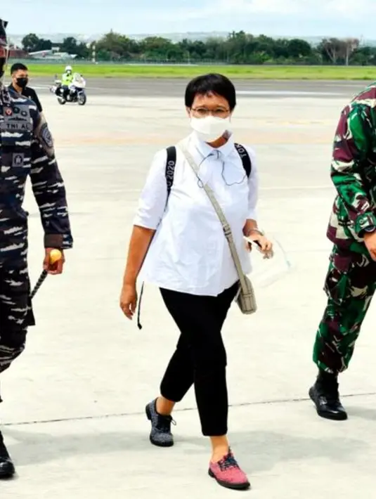 <p>Gaya Modis Menlu Retno Marsudi Jadi Sorotan, Pakai Sepatu Kanan Kiri Beda Warna. foto: Twitter @Opa_Tersayang</p>