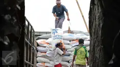Pekerja menurunkan beras bulog di Pasar Induk Cipinang, Jakarta, (16/2). Kementerian Pertanian mencatat harga beras Desember 2014 hingga Januari 2016 memang mengalami kenaikan, namun berangsur turun pada pekan kedua Februari. (Liputan6.com/Angga Yuniar)
