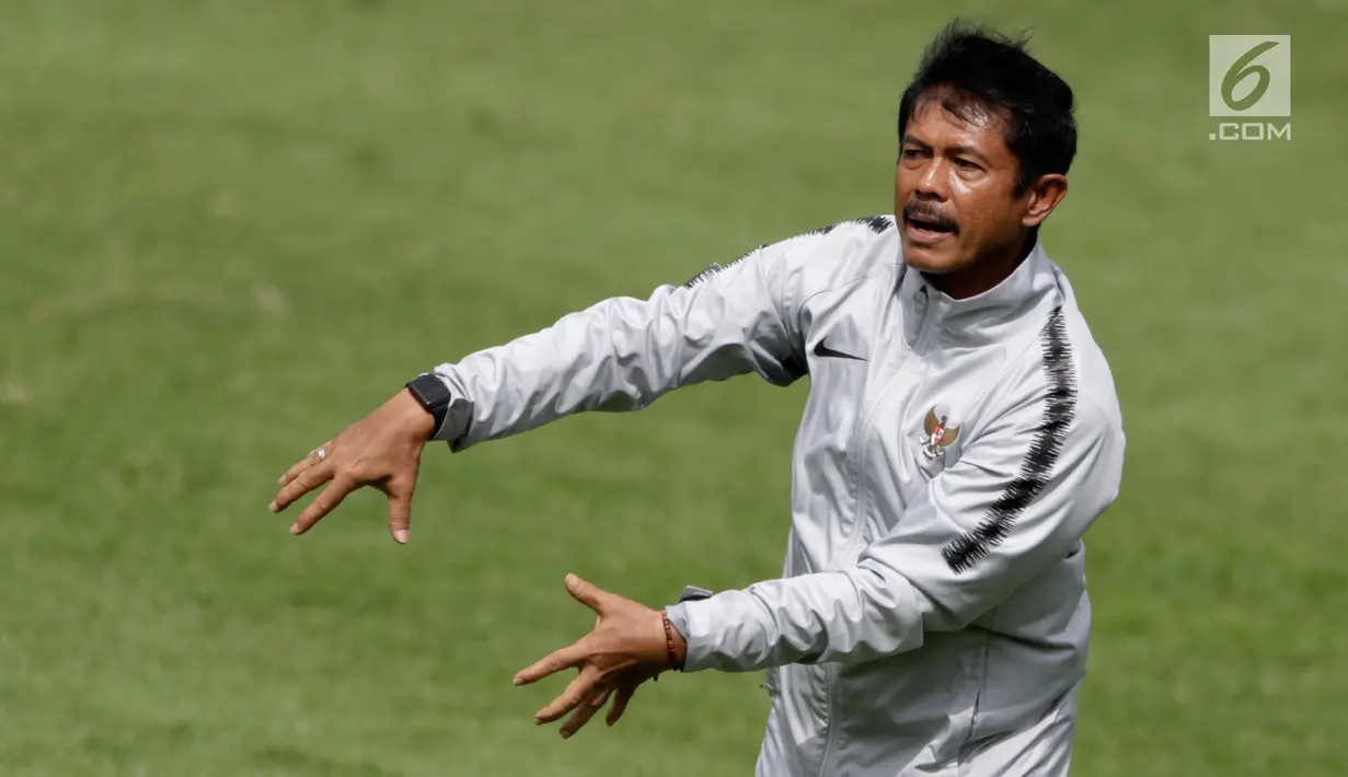 Pelatih Timnas Indonesia U-22, Indra Sjafri memberikan arahan saat latihan di Stadion Madya Senayan, Jakarta, Kamis (17/1). Latihan ini merupakan persiapan jelang Piala AFF U-22. (Bola.com/Yoppy Renato)