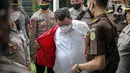 Terdakwa kasus pembunuhan Brigadir Nopriansyah Yosua Hutabarat atau Brigadir J, Kuat Ma'ruf bersiap untuk menjalani sidang lanjutan di Pengadilan Negeri Jakarta Selatan, Jakarta, Rabu (26/10/2022). Dalam sidang tersebut hakim menolak eksepsi Kuat Ma'ruf. (Liputan6.com/Faizal Fanani)