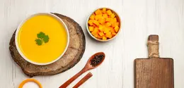 Wortel dikenal sebagai salah satu sayuran akar yang memiliki banyak manfaat kesehatan. Kandungan vitamin A, vitamin C, serta serat di dalamnya sangat baik untuk menjaga daya tahan tubuh dan kesehatan pencernaan. (foto/dok: freepik/kamranaydinov)