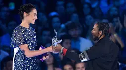 Aktris Gal Gadot memberikan penghargaan kepada Kendrick Lamar untuk video "HUMBLE" di MTV Video Music Awards (VMA) 2017 di Inglewood, California, AS (27/8). (Photo by Chris Pizzello/Invision/AP)