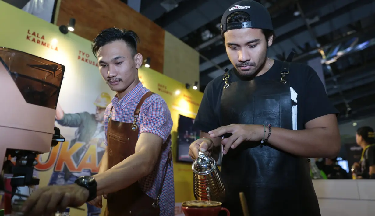 "Alam ini orang yang pemikir, sangat extrovert, sangat meledak-ledak. Dia sebal, marah, dia teriak di tempat itu. Apa pun yang dia rasakan dia keluarin. Itulah yang bener-bener harus gue adaptasi," jelasnya. (Adrian Putra/Bintang.com)