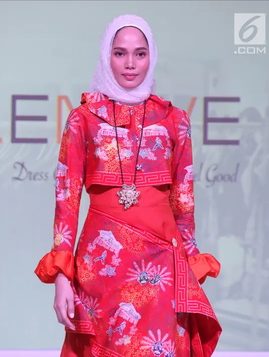 Model berjalan di atas catwalk membawakan koleksi desainer Indonesia Fashion Chamber (IFC) dalam Fimela Fuchsia Market 2018 di Kota Kasablanka, Jakarta, Sabtu (26/5). (Liputan6.com/Arya Manggala)