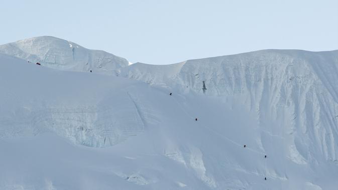 Tim pembangunan jalan membuat rute menuju sebuah kamp pada ketinggian 7.028 meter di Gunung Qomolangma atau Gunung Everest di Daerah Otonom Tibet, China, Minggu (10/5/2020). China memulai babak baru pengukuran ketinggian Gunung Everest pada 30 April lalu. (Xinhua/Sun Fei)