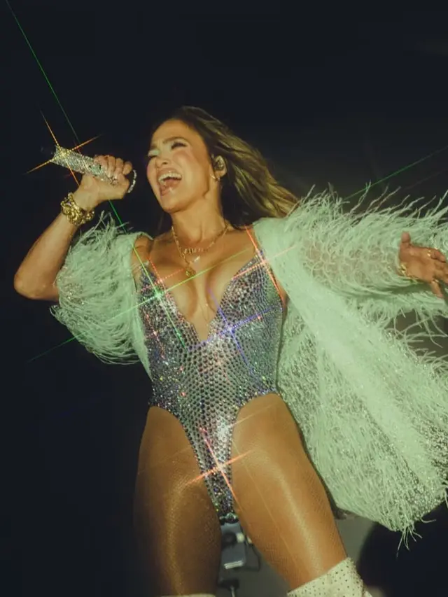 Aksi Panggung Jennifer Lopez: Bodysuit Kristal dan Gaya Dramatis yang Memukau
