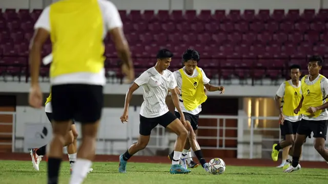 Foto: Tiba di Surabaya, Shin Tae-yong Pimpin Latihan Timnas Indonesia U-19 di Lapangan Thor