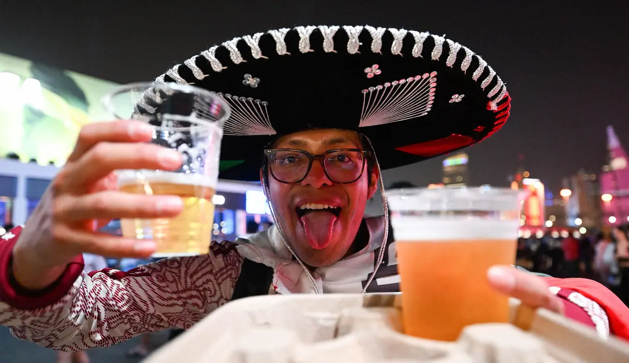 <p>Namun, salah satu sponsor diizinkan pemerintah Qatar dan juga FIFA untuk menjual bir beralkohol di zona FIFA Fan Festival dan di tempat hiburan yang sudah ditentukan. (AFP/Kirill Kudrayavtsev)</p>
