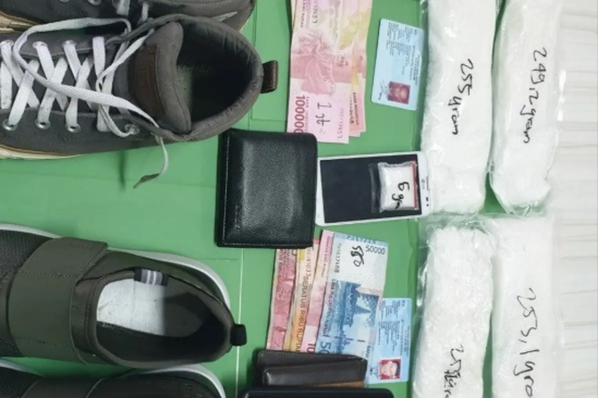 Barang bukti sepatu dan empat bungkus diduga sabu yang disita polisi dari dua calon penumbang Bandara Pekanbaru.