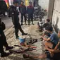 Satuan Samapta Polres Garut, Jawa Barat berhasil mengamankan belasan pemuda yang berencana melakukan aksi perang sarung menjelang sahur di bilangan jalan Ahmad Yani, Garut. (Liputan6.com/Jayadi Supriadin)