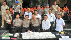 Satuan Dirnarkoba Polda Metro berhasil mengungkap jaringan narkotika internasional jenis sabu dari kelompok Taiwan, Jakarta, (23/5). Polda berhasil mengamankan 7 tersangka WNI dan 3 WN asal Korea dan barang bukti 65 kg sabu. (Liputan6.com/Yoppy Renato)