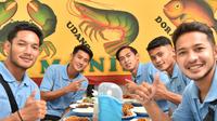 Makan malam di warung milik warga Lamongan jadi kita Persela membangun kebersamaan dan motivasi di BRI Liga 1 2021-2022. (Bola.com/Gatot Susetyo)