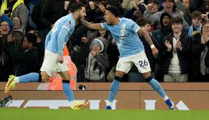 Pemain Manchester City, Savinho (kanan), merayakan golnya bersama Rayan Cherki, dalam laga kontra Crystal Palace di Premier League yang berlangsung di Etihad Stadium, Kamis (14/5/2026) dini hari WIB. (AP Photo/Ian Hodgson)