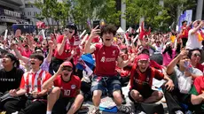 Pendukung Timnas Korea Selatan merayakan kemenangan setelah tim berjuluk Taegeuk Warriors tersebut mengalahkan Republik Ceko dalam pertandingan Grup A Piala Dunia 2026, di sebuah tempat menonton umum di Seoul, Korea Selatan, Jumat 12 Juni 2026. (AP Photo/Ahn Young-joon)