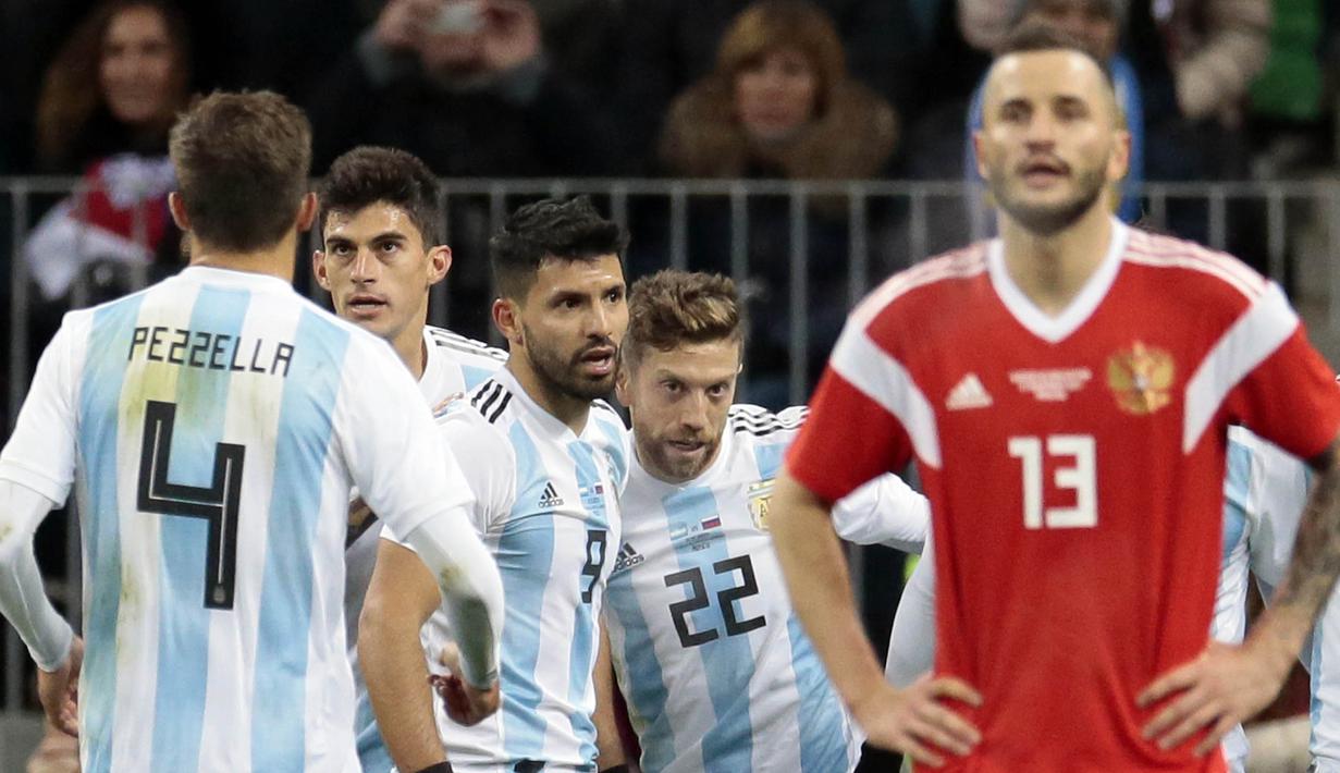 Para pemain Argentina merayakan gol yang dicetak Sergio Aguero ke gawang Rusia pada laga persahabatan jelang Piala Dunia 2018 di Stadion Luzhniki, Moskow, Sabtu (11/11/2017). Rusia kalah 0-1 dari Argentina. (AP/Pavel Golovkin)