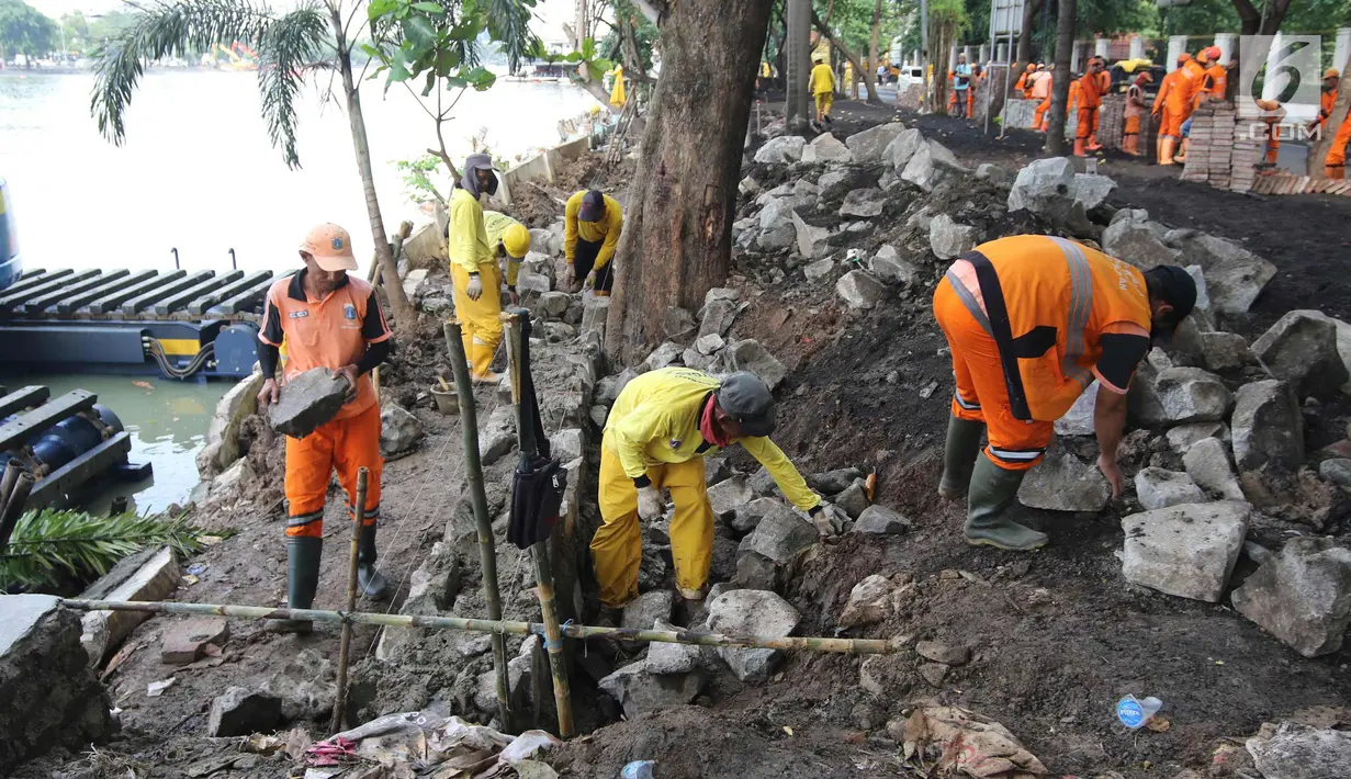 Petugas gabungan menyelesaikan penataan Danau Sunter, Jakarta Utara, Senin (19/2). Progres penataan Danau Sunter telah mencapai 70 persen dan menargetkan penataan rampung sebelum pelaksanaan Festival Danau Sunter. (Liputan6.com/Arya Manggala)