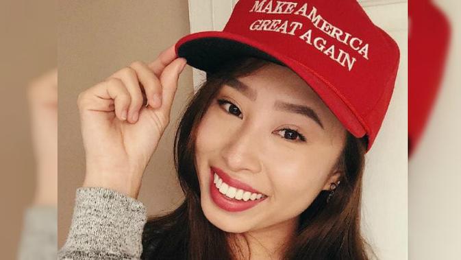 Kathy Zhu mengenakan topi bertuliskan slogan kampanye Donald Trump pada Pilpres 2016 'Make America Great Again' (Instagram / Kathy Zhu)