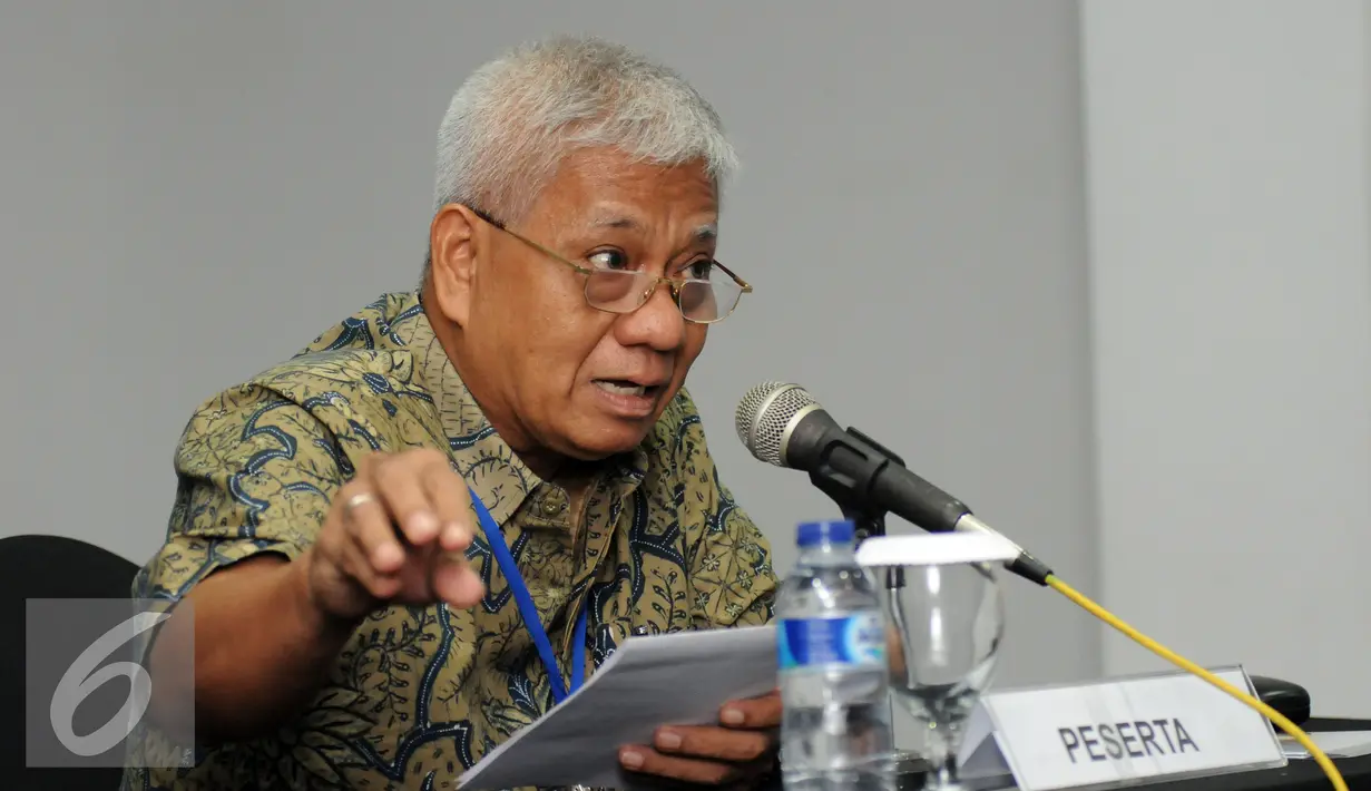 Peserta seleksi calon anggota Kompolnas 2016-2020, Irjen Pol (purn) Bekto Suprapto menjawab pertanyaan pansel saat mengikuti sesi wawancara di Jakarta, Rabu (6/4/2016). 24 peserta mengikuti sesi wawancara terbuka. (Liputan6.com/Helmi Fithriansyah)