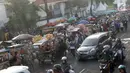 Pedagang Kaki Lima memenuhi sebagian ruas Jalan Lada samping Kawasan Wisata Museum Fatahillah, Jakarta, Selasa (11/6/2019). Kondisi ini menyulitkan wisatawan pejalan kaki dan membuat arus lalu lintas di Jalan Lada menjadi semrawut. (Liputan6.com/Helmi Fithriansyah)