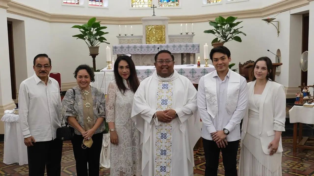 Chelsea Islan terlihat menemani sang kekasih saat melakukan baptis. Kini, Clinton menambah namanya menjadi Alexander Rob Clinton Kardinal. (Foto: Instagram/@robclintonkardinal)