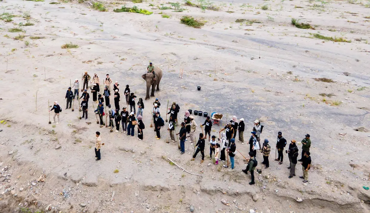 Relawan peduli lingkungan menanam pohon di Daerah Aliran Sungai (DAS) Peusangan, Negeri Antara, Bener Meriah, Aceh, Sabtu (18/7/2026). (AFP/ Chaideer Mahyuddin)
