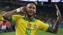 Striker Brasil, Neymar Jr, merayakan gol yang dicetaknya ke gawang Kolombia pada laga persahabatan di Stadion Hard Rock, Florida, Jumat (6/9). Kedua negara bermain imbang 2-2. (AFP/Rhona Wise)