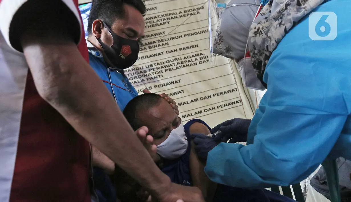 Petugas medis menyuntikan vaksin COVID-19 kepada pasien ODGJ di Bekasi, Jawa Barat, Rabu (4/8/2021). Sebanyak 70 pasien ODGJ mengikuti kegiatan vaksinasi merdeka guna mencegah penyebaran wabah COVID-19. (Liputan6.com/Herman Zakharia)