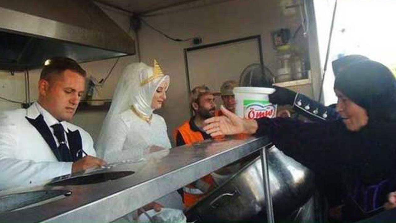 Pengantin Ini Rayakan Pernikahannya Bersama 4000 Pengungsi  