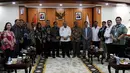 Jajaran SCM Grup foto bersama dengan Ketua DPD RI, La Nyalla Mattalitti usai melakukan audiensi di Nusantara III, Kompleks Parlemen, Senayan, Jakarta, Selasa (29/10/2019). Audiensi tersebut membahas kerjasama antara SCM dan DPD RI. (Liputan6.com/Johan Tallo)