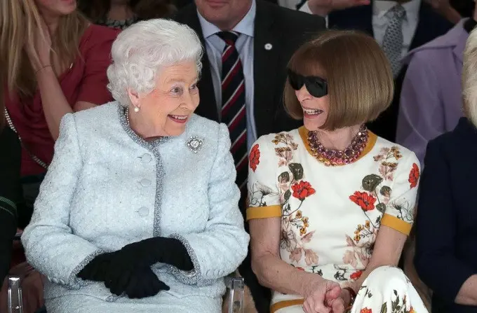 Ratu Elizabeth II ditemani oleh Anna Wintour, melihat peragaan busana desainer Inggris Richard Quinn saat berkunjung ke London Fashion Week's BFC Show Space di London tengah, 20 Februari 2018. (Yui Mok/AFP)