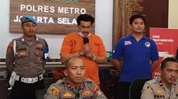 Bobby Joseph di Mapolres Jakarta Selatan, Selasa (25/7/2023) setelah diamankan atas dugaan penyalahgunaan dan kepemilikan narkotika jenis tembakau sintetis. (Dok. via M. Altaf Jauhar)