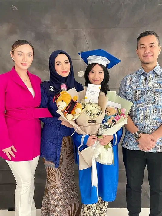 Potret bahagia Sirajudin bersama istri dan mantan istrinya saat mendampingi putrinya. [Instagram/imelpc]