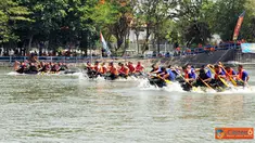 Citizen6, Surabaya: Lomba dayung perahu karet ini diikuti oleh 69 kompi yang berada dijajaran Satlak Pasmar-1 yang dilaksanakan di Sungai Brantas Gunungsari Surabaya dengan jarak tempuh 2000 meter. (Pengirim: Budi Abdillah)