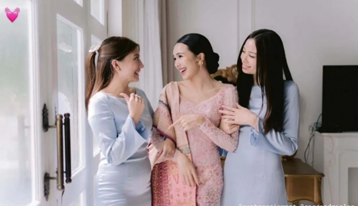 Ada pun pose candid dari ketiganya, menambah ke-estetikan hasil foto. Kini, kebahagiaan Beby Tsabina pun ikut dirasakan oleh dua sahabatnya tersebut. Alangkah bahagianya, mereka bisa menyaksikan langsung momen bahagia sang sahabat. Tangis haru bahagia pun menyelimuti hari sakral tersebut. (Liputan6.com/IG/@bebytsabina)