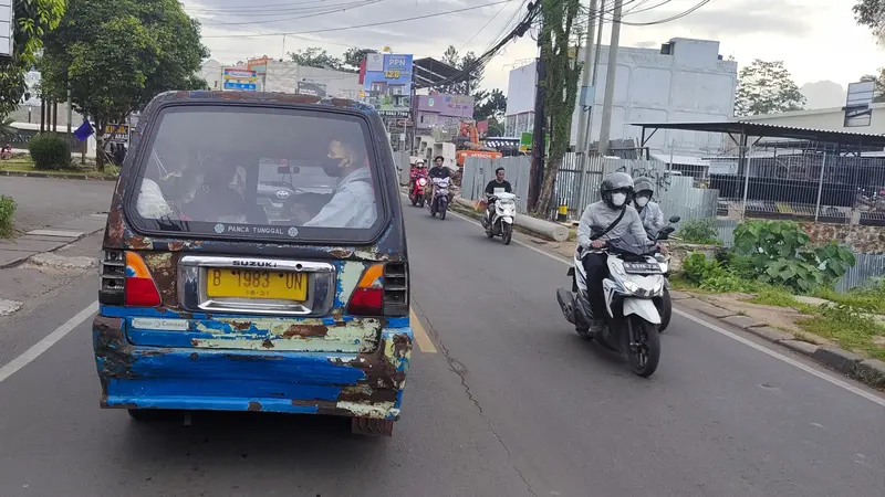 Kondisi salah satu angkot jurusan Depok – Parung yang melintas di kawasan Sawangan, Depok (Liputan6.com/Dicky Agung Prihanto)