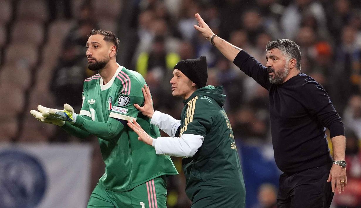 Bertanding melawan Bosnia dan Herzegovina, Timnas Italia kalah 1-4 lewat drama adu penalti. Tampak dalam foto, pemain Timnas Italia, Gianluigi Donnarumma, Nicolo Barella dan pelatih Gennaro Gattuso (kiri ke kanan) bereaksi saat pertandingan sepak bola final playoff kualifikasi Piala Dunia 2026 melawan Bosnia dan Herzegovina di Stadion Bilino Polje, Zenica, Selasa 31 Maret 2026 waktu setempat atau Rabu 1 April 2026 dini hari WIB. (Fabio Ferrari/LaPresse via AP)