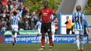 Gelandang Manchester United, Paul Pogba, tampak kecewa saat ditahan imbang Huddersfield Town pada laga Premier League di Stadion John Smith, Minggu (5/5). Kedua tim bermain imbang 1-1. (AFP/Paul Ellis)