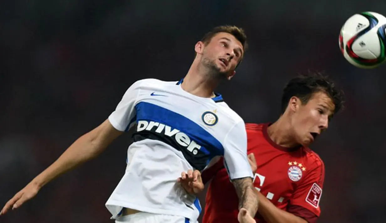 Striker Inter Milan Jonathan Biabiany (Kiri) berebut bola udara dengan Fabian Benko saat Audi Football Summit 2015 di Stadion Shanghai, Cina, Selasa, (21/07 2015). Muenchen unggul atas Inter Milan dengan skor 1-0. (AFP PHOTO/JOHANNES EISELE)