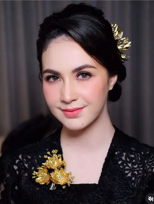 Arumi Bachsin tampil anggun mengenakan kebaya hitam brokat dipadukan bros warna gold. Dengan gaya rambut yang disanggul mengenakan tusuk konde emas. [@arumibachsin_94]