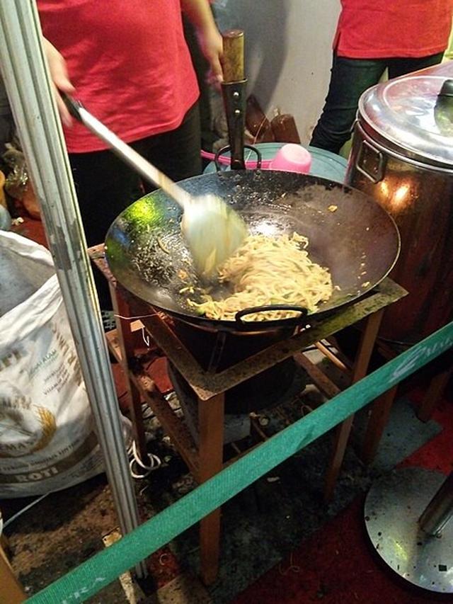 Memasak mie goreng nyemek